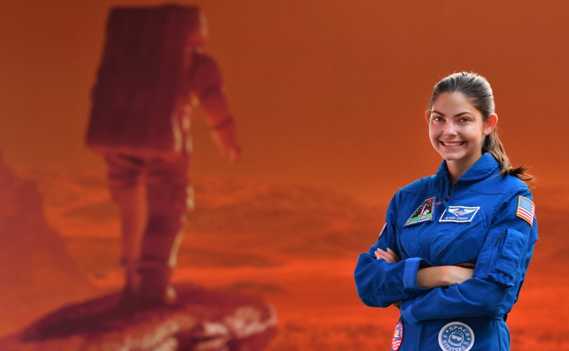 Ангараг дээр хөл тавих анхны хүн Алисса Карсон