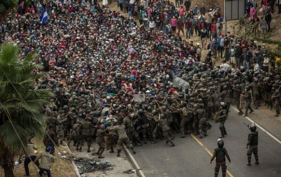 Гватемалд дүрвэгчид цагдаа нартай мөргөлдөв