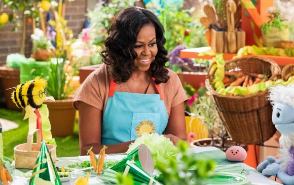 Мишель Обама хүүхдүүдэд хоол хийхийг заана