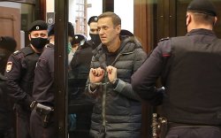 Навальныйгийн тэнсэн харгалзах ялыг хорих ялаар өөрчлөв