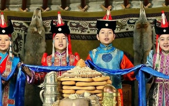 Монгол түмэндээ сар шинийн мэнд дэвшүүлье!