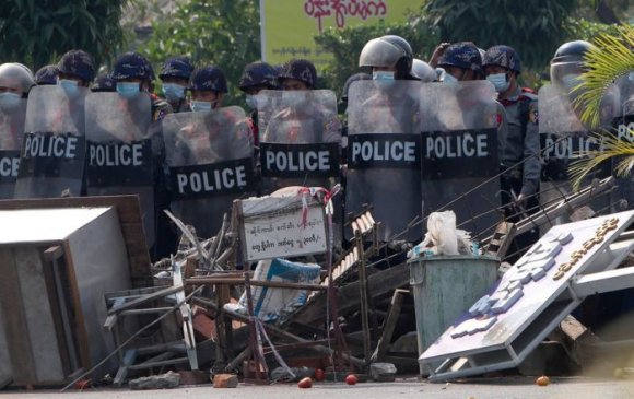 Мьянмарын дэглэмийг эсэргүүцсэн цагдаа нар Энэтхэг рүү дүрвэж байна