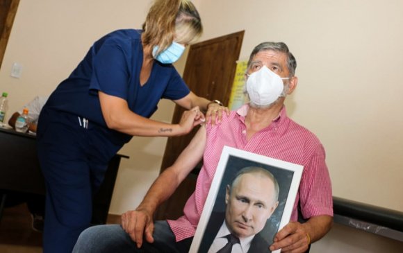 Аргентины хотын дарга Путины хөргийг барьж вакцин тариулжээ