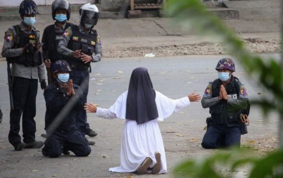 Мьянмарын гэлэнмаа: Гэмгүй жагсагчдыг биш намайг бууд