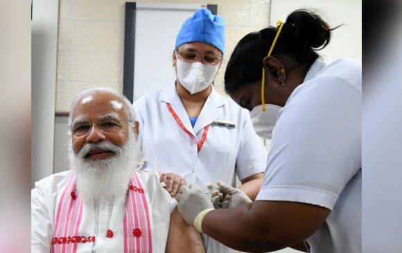 Нарендра Моди дотооддоо үйлдвэрлэсэн “Covaxin” вакцин хийлгэлээ