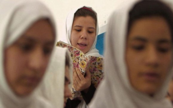 Афганы нийслэлд охид олны өмнө дуулах эрхгүй болжээ