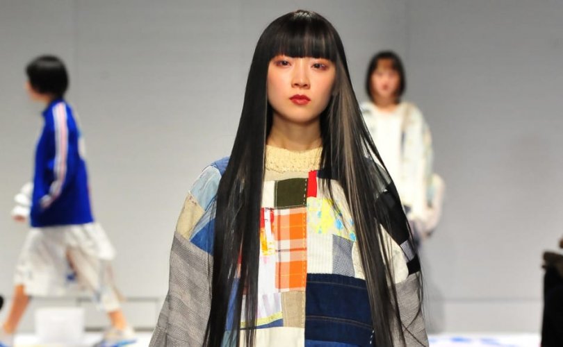 Япон дизайнерууд байгальд ээлтэй хувцас бүтээх болжээ