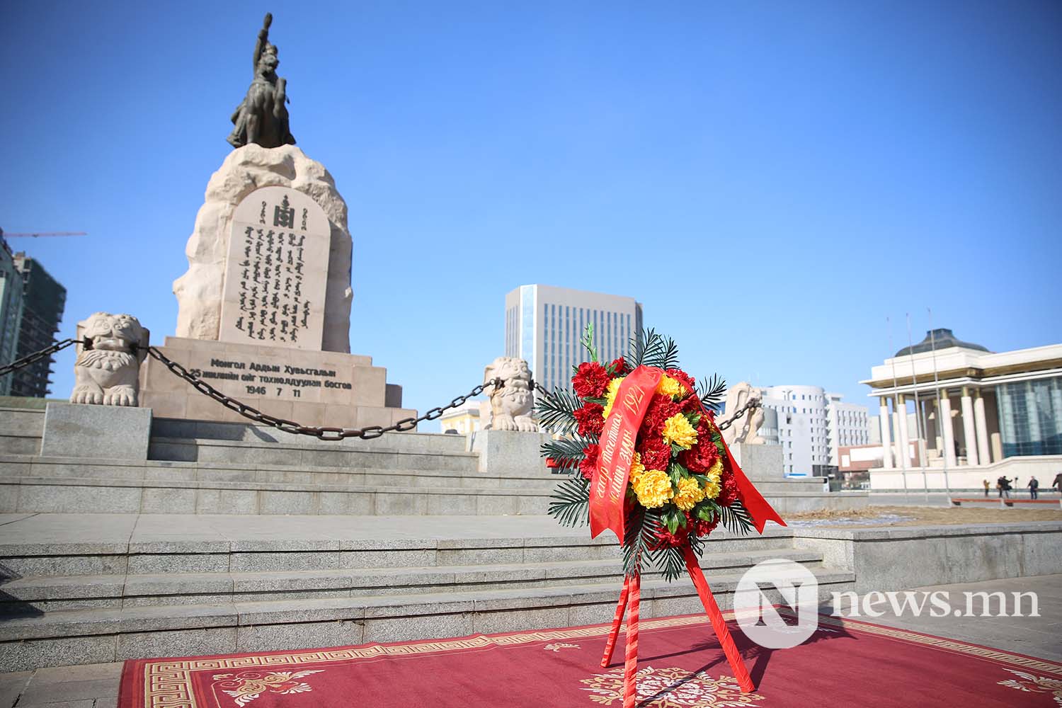 Сүхбаатарын хөшөөнд цэцэг өргөж Чингисийн хөшөөнд хүндэтгэл үзүүллээ (4)