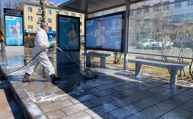 Автобусны буудлуудыг угааж, цэвэрлэж байна