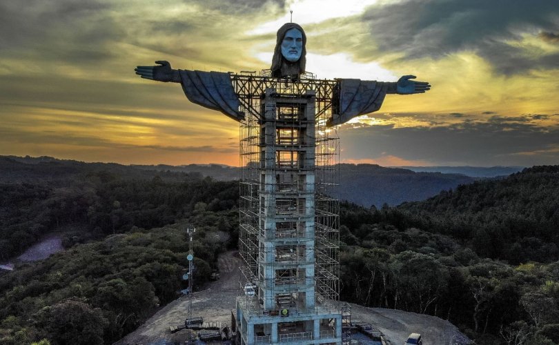 Бразил улс Риогийн хөшөөнөөс том Христийн хөшөө барьж байна
