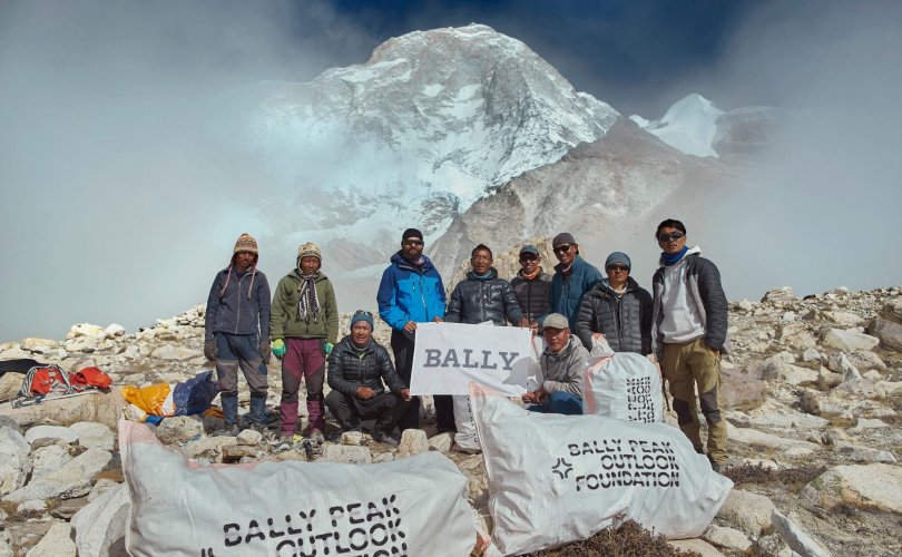 Балбын уулчид Эверестээс 2.2 тонн хог цэвэрлэжээ