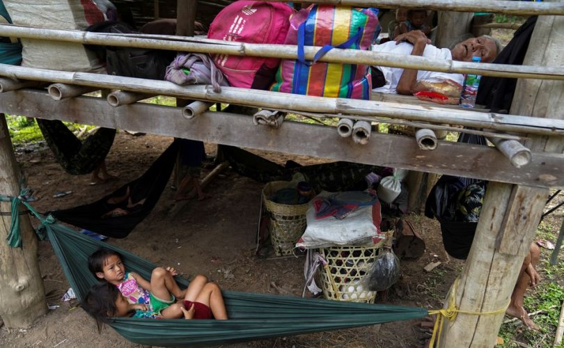 Мьянмарын олон мянган каренчууд Тайландад дүрвэхээр бэлдэж байна