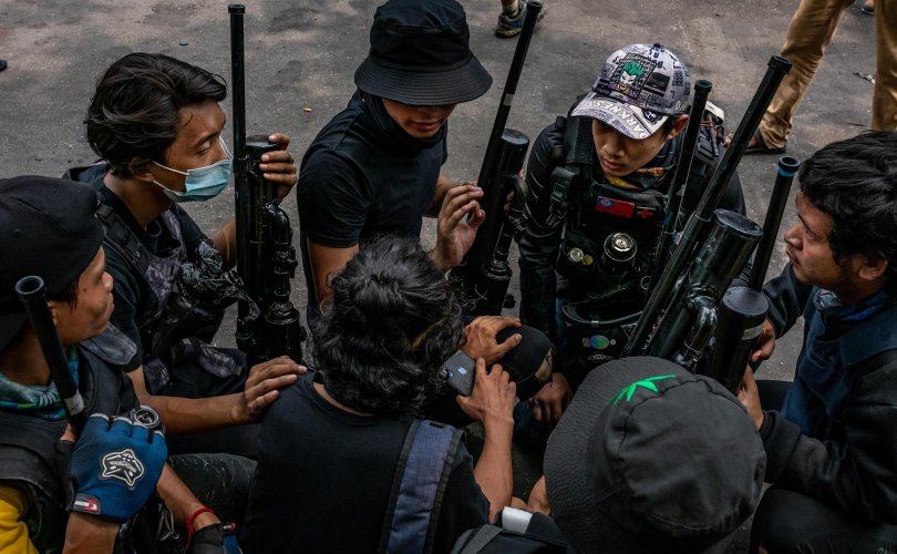 Мьянмар: Иргэд гараар угсарсан буугаараа цэргүүдтэй тэмцэж байна