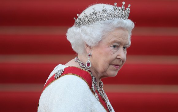 Хунтайжтай салах ёс гүйцэтгэх ёслолд хатан хаан ганцаараа сууна