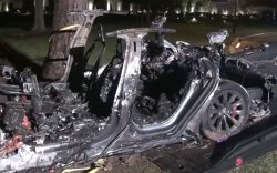 “Tesla”-ийн жолоочгүй автомашин осолдож 2 хүн амиа алджээ