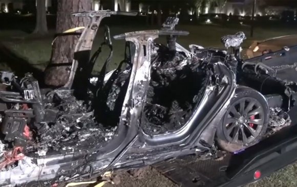 “Tesla”-ийн жолоочгүй автомашин осолдож 2 хүн амиа алджээ