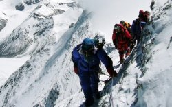 Эверестийн оргилд авирч буй уулчдын дунд Covid-19 тархжээ