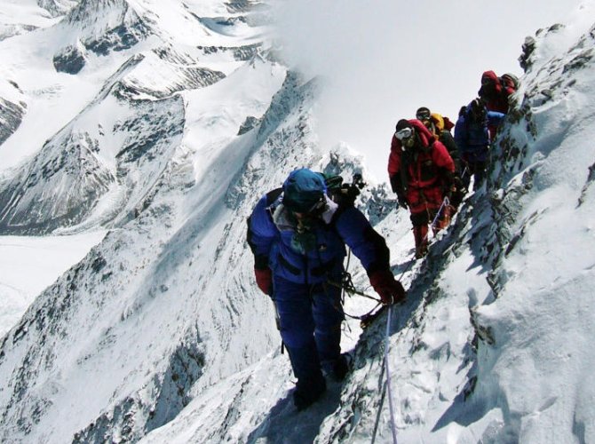 Эверестийн оргилд авирч буй уулчдын дунд Covid-19 тархжээ