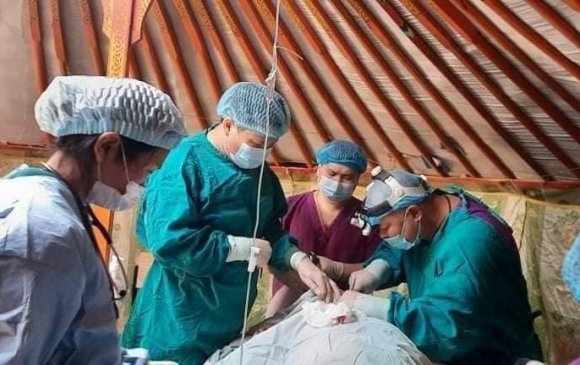 Дорноговь аймгийн эмч нар өвчтөний гэрт нь мэс засал хийж, амь насыг нь аварчээ