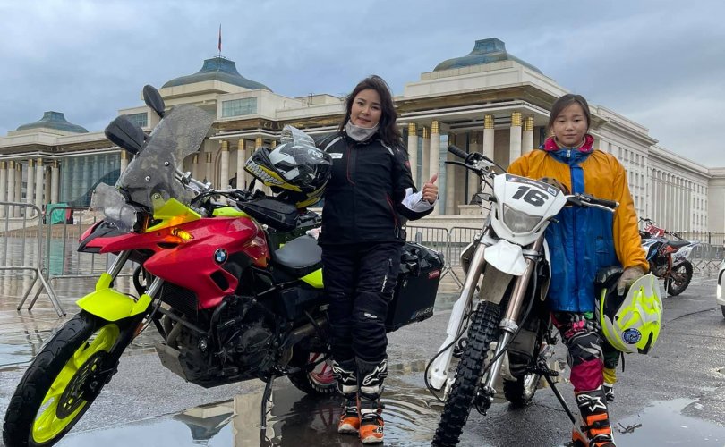 “Мотоциклтой дэлхийгээр аялах мөрөөдөлтэй ээж, охин хоёр”