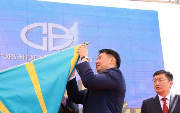 Ерөнхийлөгч Эрдэнэт үйлдвэрийг Монгол Улсын Баатар цолоор шагналаа