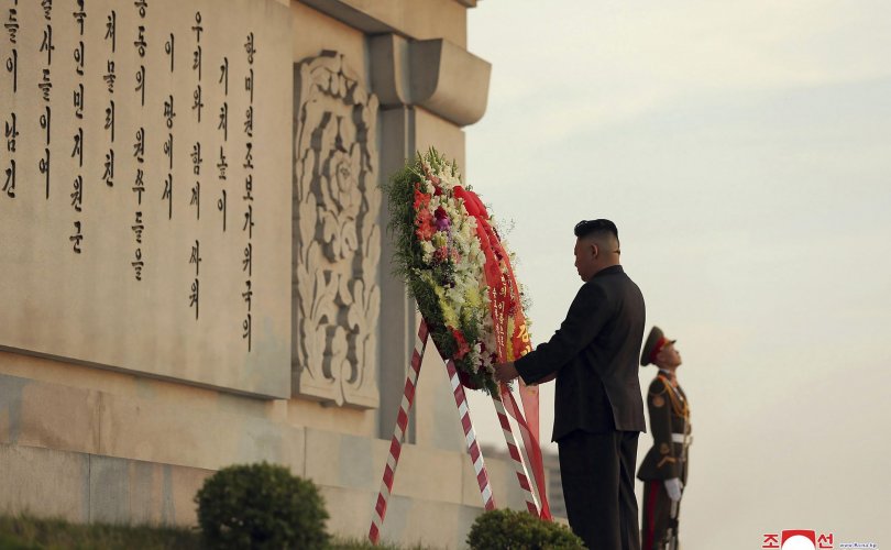 Ким Жон Ун Хятадын цэргүүдийн дурсгалыг хүндэтгэж, цэцэг өргөв