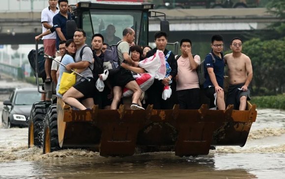 Хятадад үерийн гамшгийн дараа далайн шуурга дэгдэв