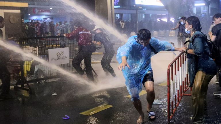 skynews-thailand-water-cannon_5140398