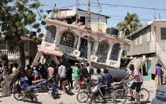 Гаитид 7.2 магнитудын хүчтэй газар хөдөлж, 1294 хүн амиа алдлаа