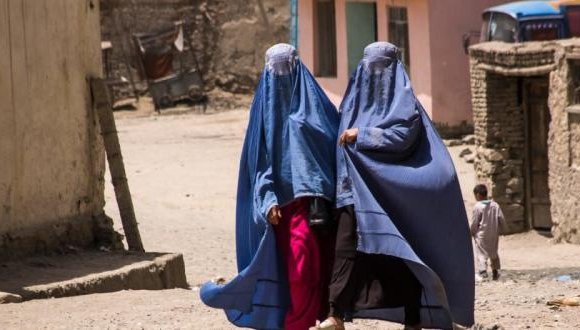 Талибаны цэрэг “бурка” өмсөөгүй эмэгтэйг буудан хороожээ