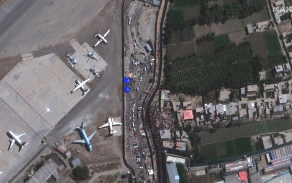 Исламын улс бүлэглэл Кабулын онгоцны буудлыг дэлбэлэв