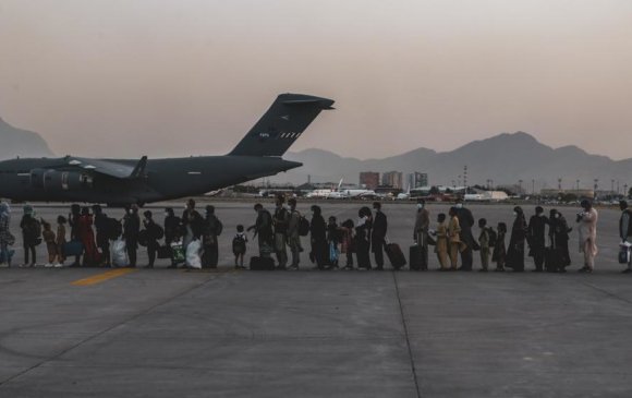 АНУ-ын сүүлчийн онгоц Кабулыг орхиж, талибууд баяраа тэмдэглэв