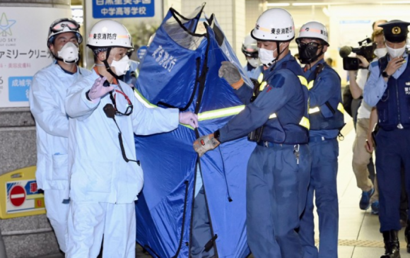 Токиогийн галт тэргэнд хутгатай этгээд 10 хүн гэмтээжээ
