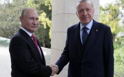 Путин Туркийн Ерөнхийлөгчид ‘Спутник V’ вакцинаа “шахав”