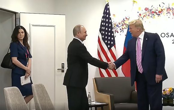 Путин Трампыг сатааруулах “сайхан” орчуулагч дагуулж очиж байжээ