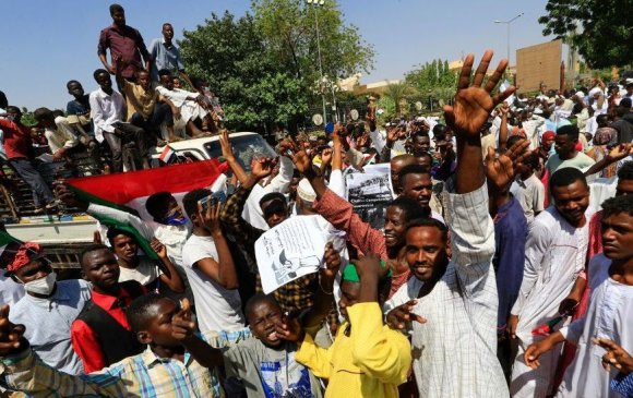 Суданы ард түмэн хунтын дэглэмд шилжихийг шаардан жагсав
