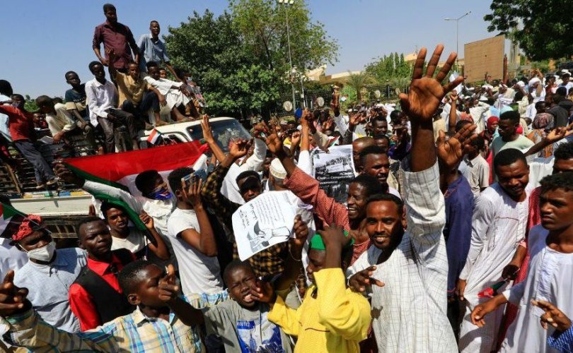 Суданы ард түмэн хунтын дэглэмд шилжихийг шаардан жагсав