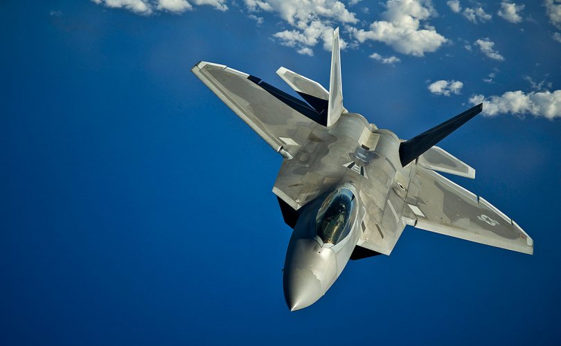 V үеийн F-22 Raptor сөнөөгч онгоц “буруу угаасан”-ы улмаас осолджээ