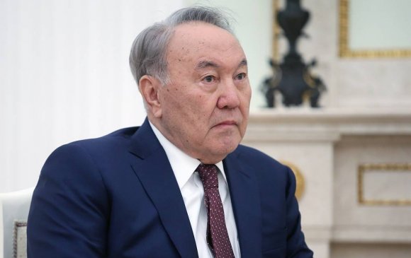 Назарбаев эрх барих намын даргын суудлаа тавьж өгөв
