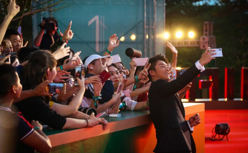 Хятадын алдартнуудыг баян тансагаа гайхуулахыг хориглов