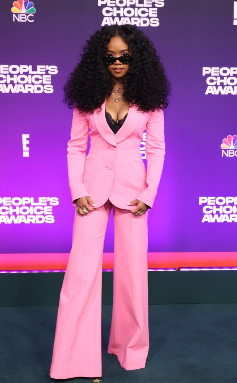 rs_634x1024-211207174151-634-H.E.R-Peoples-Choice-Awards