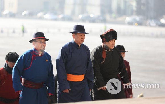 Фото: Төрийн өндөрлөгүүд Чингис хааны хөшөөнд хүндэтгэл үзүүлэв