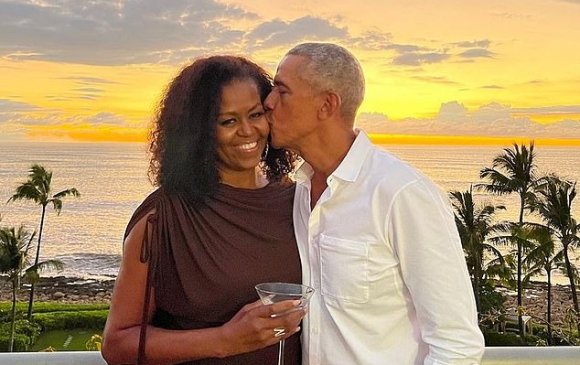 Барак Обама эхнэрийнхээ төрсөн өдрийг Хавайд тэмдэглэв