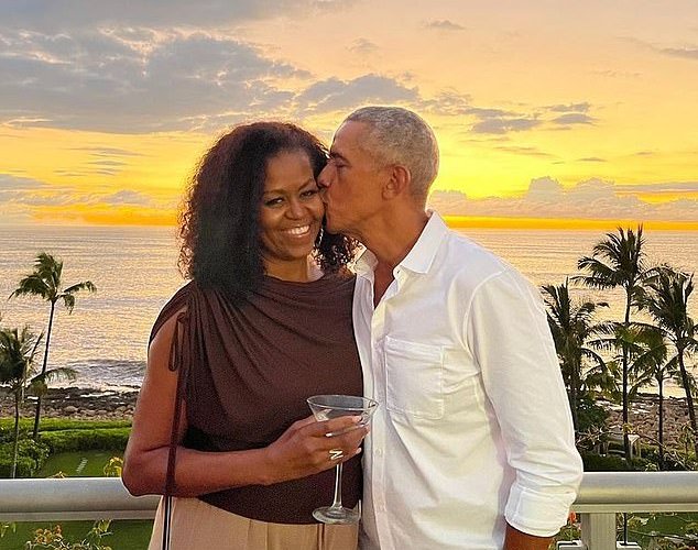 Барак Обама эхнэрийнхээ төрсөн өдрийг Хавайд тэмдэглэв