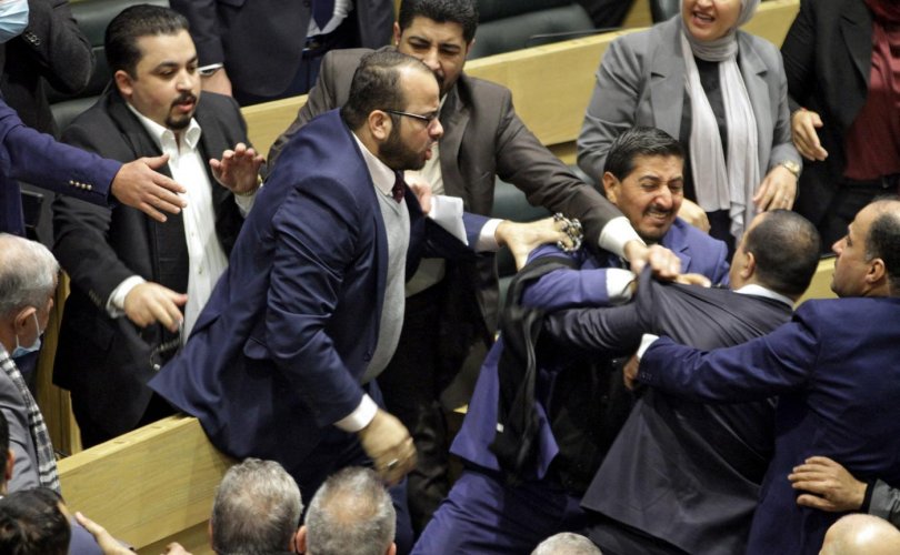 Йорданы парламентын гишүүд зодолдов