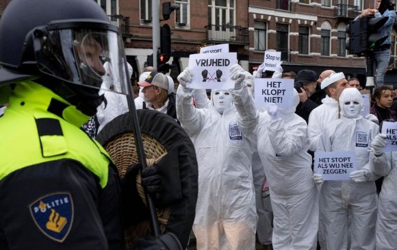 Амстердамд олон мянган иргэн цуглаж, эсэргүүцлээ илэрхийлэв