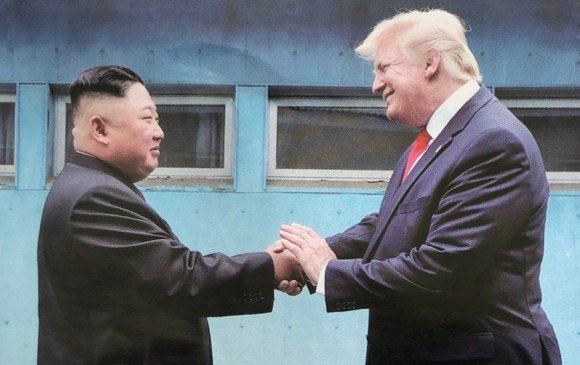 Трамп Хойд Солонгосын удирдагчтай холбоотой байгаа гэв