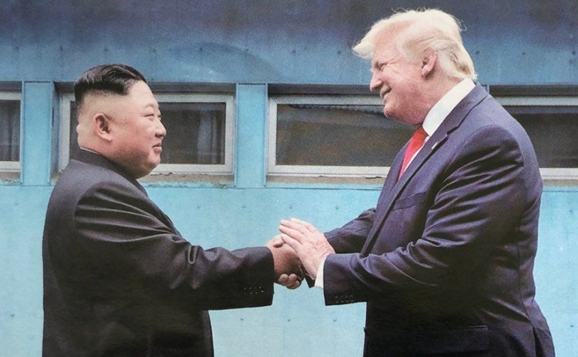 Трамп Хойд Солонгосын удирдагчтай холбоотой байгаа гэв
