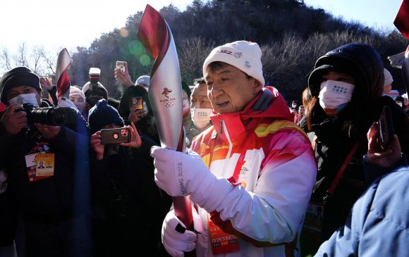 Жэки Чан олимпийн бамбарыг Цагаан хэрэм дээгүүр авч явав
