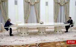 Путин Макронтой уулзахдаа яагаад урт ширээний хоёр талд суусан бэ?